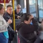 Chofer de colectivo intenta forzar a niño autista a usar auriculares