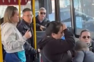 Chofer de colectivo intenta forzar a niño autista a usar auriculares