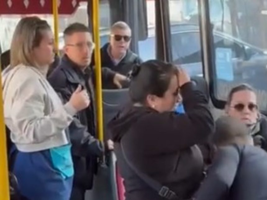 Chofer de colectivo intenta forzar a niño autista a usar auriculares