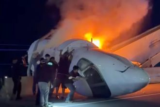 Tragedia en Texas: Avioneta se estrella en autopista, un muerto