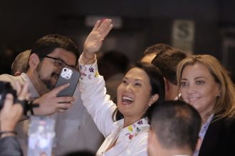 Balotaje en Perú: Keiko Fujimori avanza, Roberto Sánchez rechaza resultados