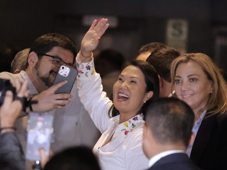 Balotaje en Perú: Keiko Fujimori avanza, Roberto Sánchez rechaza resultados