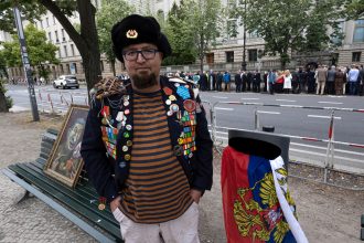 Artista ruso crítico de Putin asesinado en Polonia: rechazó protección