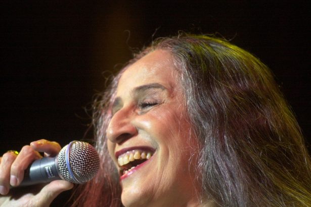 Maria Bethânia: La Voz Rebelde de la Música Brasileña Contra la Dictadura