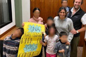 Seis Hermanitos Luchan Juntos por su Nueva Familia: Una Historia Emotiva