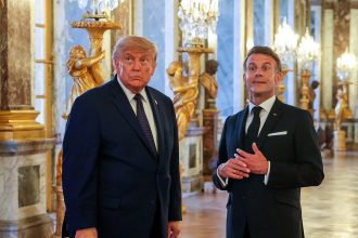 Trump firma acuerdo polémico con Irán para poner fin a la guerra en Oriente Medio
