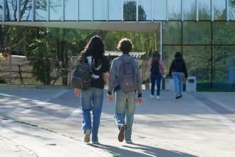 UBA se mantiene firme en medio del retroceso de universidades argentinas