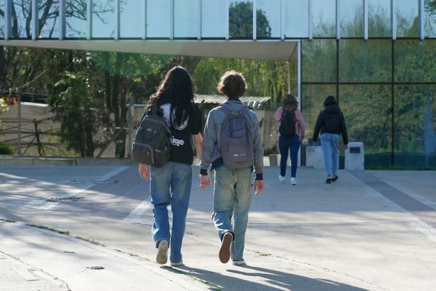 UBA se mantiene firme en medio del retroceso de universidades argentinas