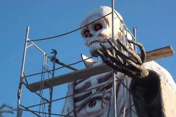 Estatua de San La Muerte de 13 metros: un misterio mortal en el barrio
