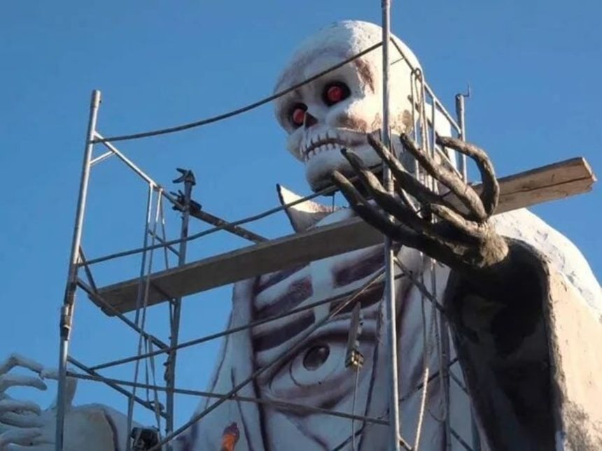 Estatua de San La Muerte de 13 metros: un misterio mortal en el barrio