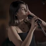 Condenan a 74 latigazos a cantante iraní por no llevar velo en video