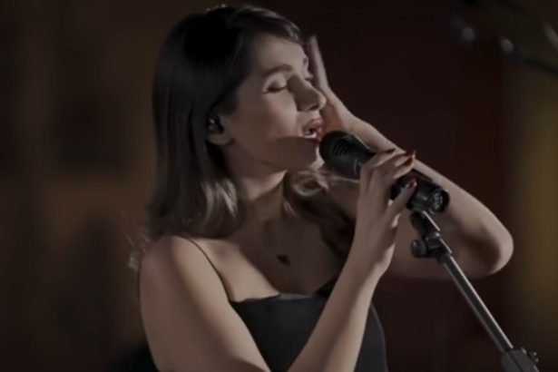 Condenan a 74 latigazos a cantante iraní por no llevar velo en video