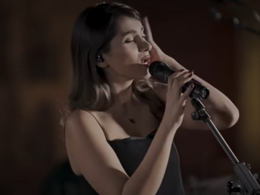 Condenan a 74 latigazos a cantante iraní por no llevar velo en video