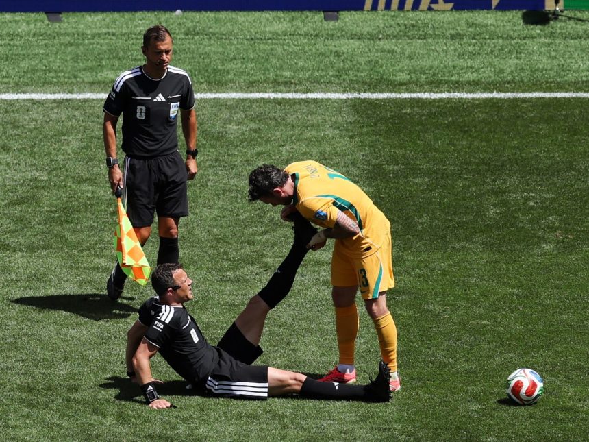 ¡Increíble! El árbitro se lesiona y desata caos en EE. UU. vs Australia