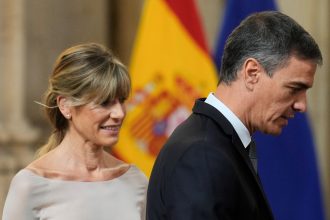 Begoña Gómez, esposa de Pedro Sánchez, enfrenta juicio y restricciones