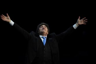 Milei busca revitalizar su relato económico con tres viajes en 15 días