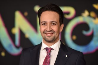 Lin-Manuel Miranda trae a Broadway ‘The Warriors’, prohibida en Argentina