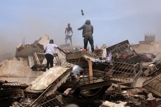 Desesperada búsqueda: Mamá busca a su hijo de 8 años tras el terremoto