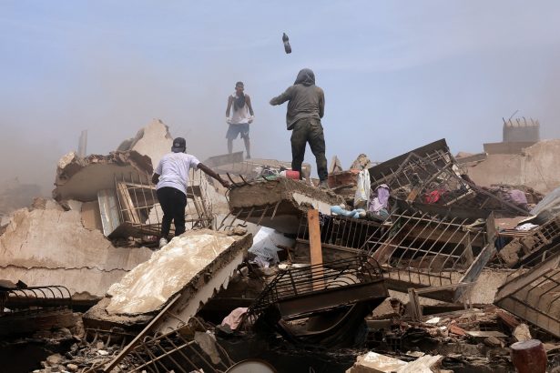 Desesperada búsqueda: Mamá busca a su hijo de 8 años tras el terremoto