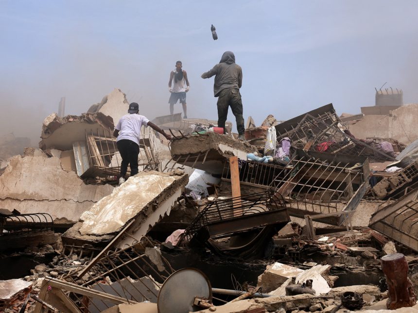Desesperada búsqueda: Mamá busca a su hijo de 8 años tras el terremoto