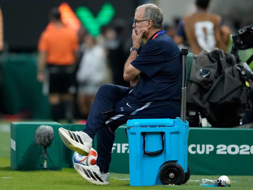 Bielsa en la cuerda floja: Uruguay eliminado del Mundial 2023
