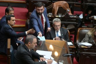 Reacciones de la Oposición: Adorni Renuncia y el Eco Anticapitalista