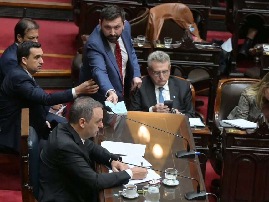 Reacciones de la Oposición: Adorni Renuncia y el Eco Anticapitalista
