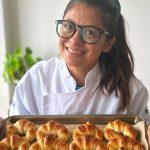 De Finanzas a Panadería: La Argentina que Vende Medialunas en la Ciudad Más Feliz