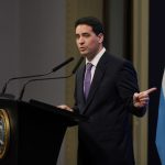 ¿Por qué el vocero de Milei dice que la gente se abriga más?