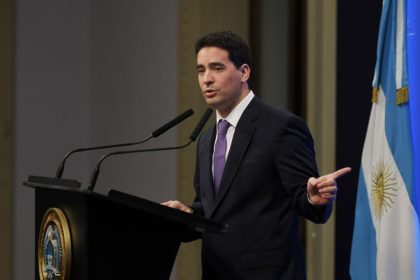 ¿Por qué el vocero de Milei dice que la gente se abriga más?