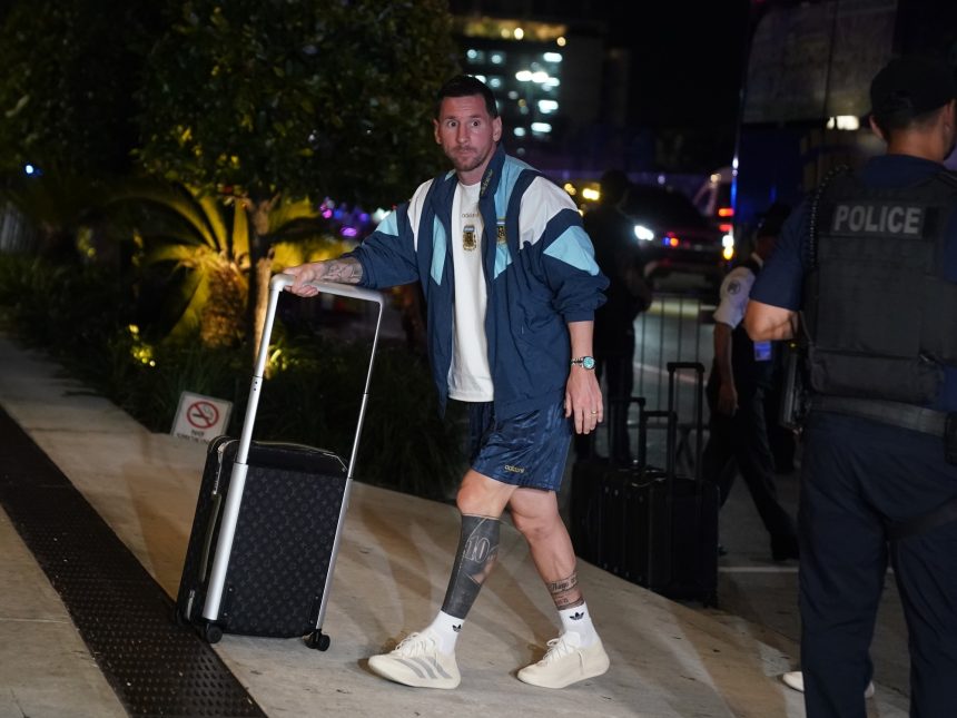 Messi se ríe a carcajadas en control de valijas del Mundial