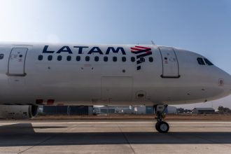 Emergencia en vuelo: avión uruguayo regresa tras incendio en motor