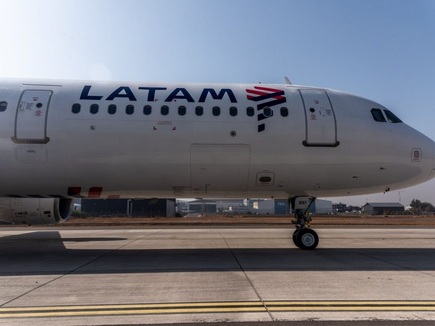 Emergencia en vuelo: avión uruguayo regresa tras incendio en motor