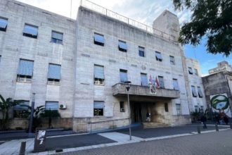 Despedido por faltar 50 veces: lo atraparon en una peluquería