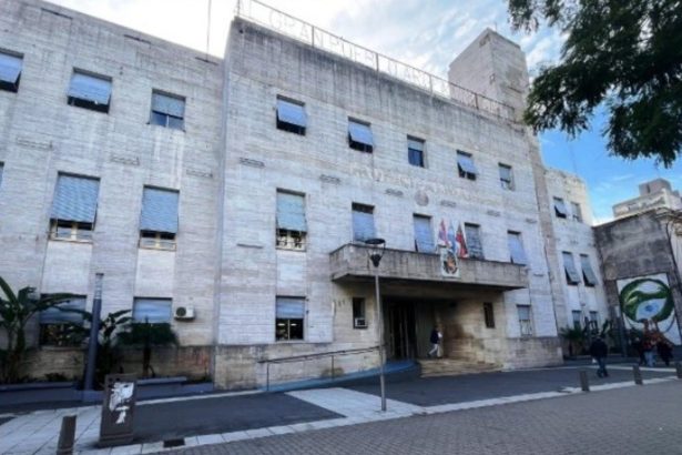 Despedido por faltar 50 veces: lo atraparon en una peluquería