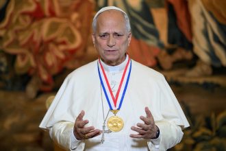 El Papa responde con firmeza a los lefebvrianos y acoge a sacerdotes