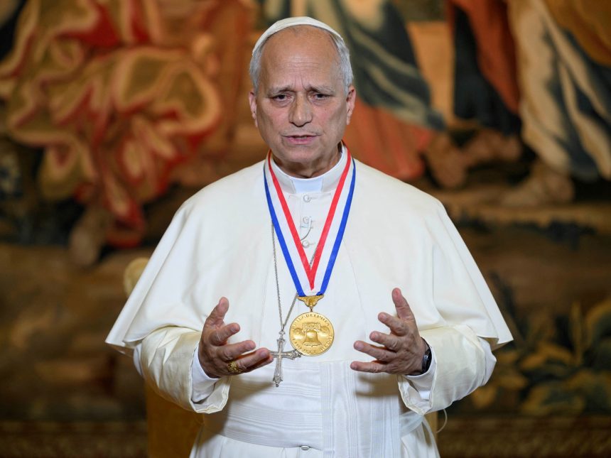 El Papa responde con firmeza a los lefebvrianos y acoge a sacerdotes