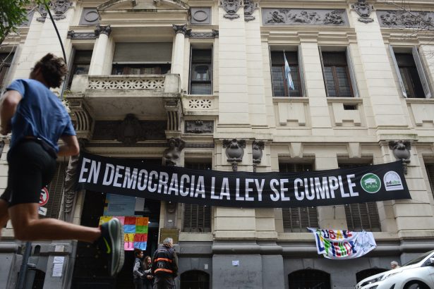 Escándalo en la UBA: Alumnos usan IA para desnudar y vender fotos