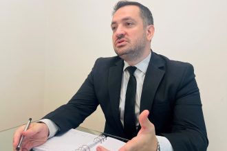 El desgarrador motivo que obliga a familias a luchar por el alimento de su bebé