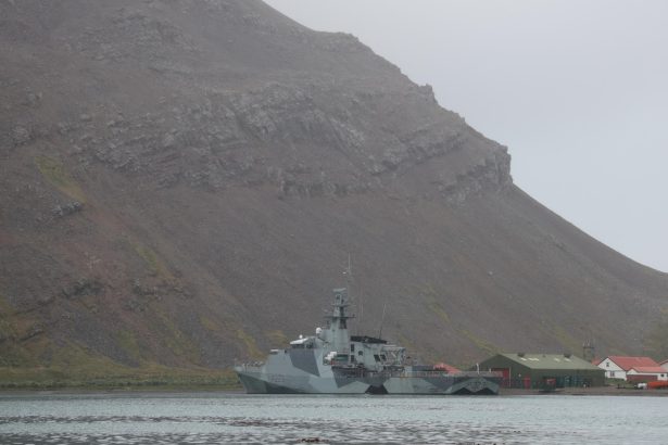 Malvinas: El enigma de un buque británico en aguas argentinas