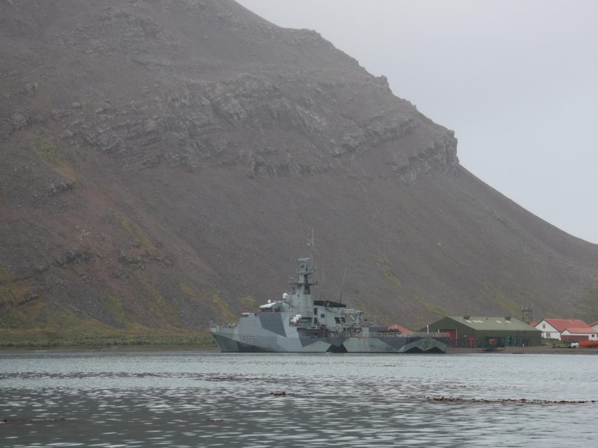 Malvinas: El enigma de un buque británico en aguas argentinas