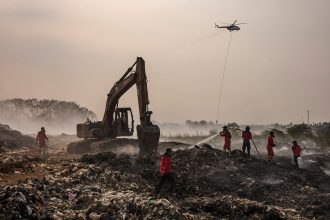 Incendio en basurero de Indonesia: ¡Más de una semana en llamas!