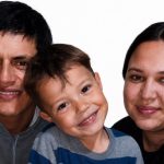 Tragedia en el camino: familia en moto choca con Toyota Hilux