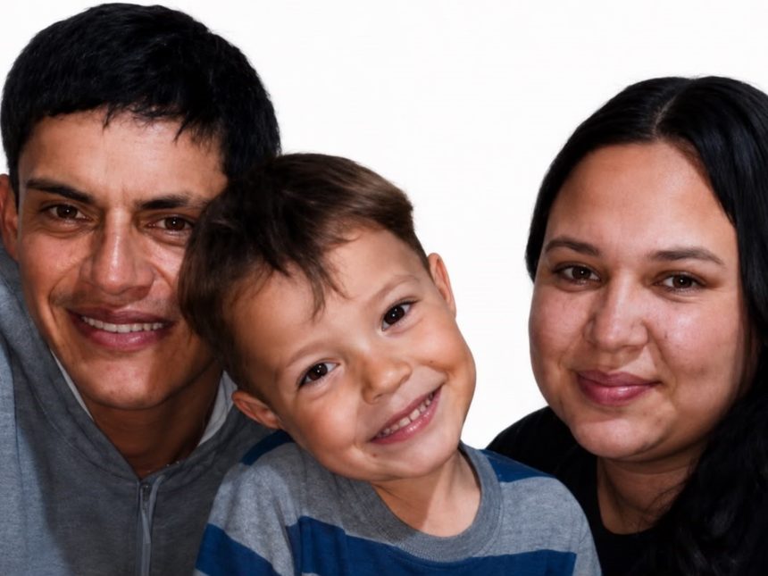 Tragedia en el camino: familia en moto choca con Toyota Hilux