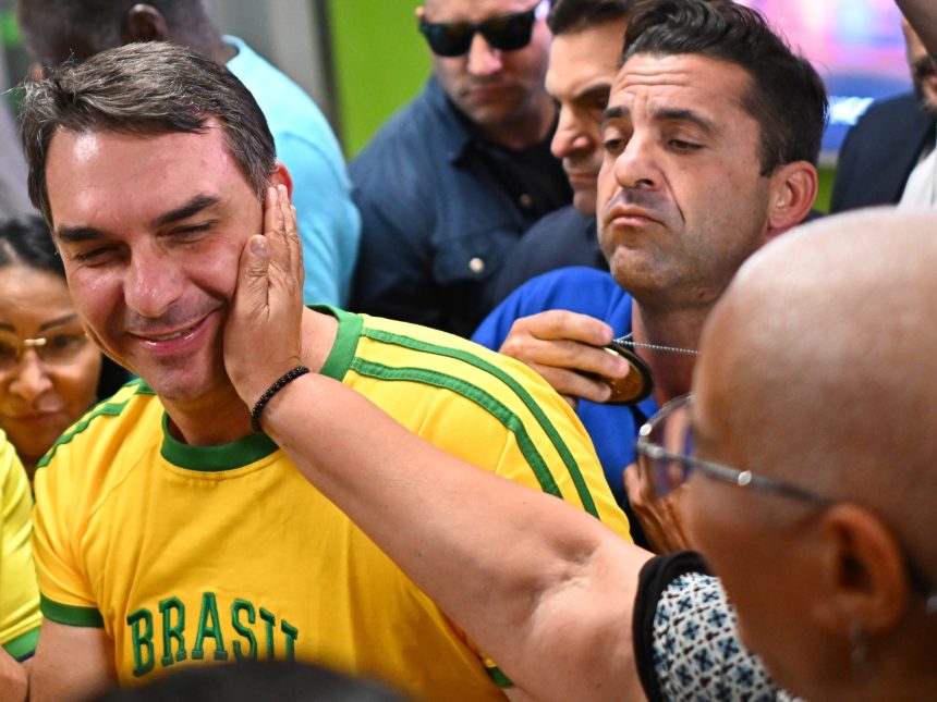 Flávio Bolsonaro: Prohibido ver a su padre hasta después de elecciones