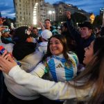 Argentina celebra en el Obelisco: ¡El que no salta es un inglés!