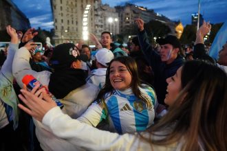 Argentina celebra en el Obelisco: ¡El que no salta es un inglés!