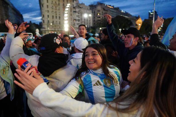 Argentina celebra en el Obelisco: ¡El que no salta es un inglés!