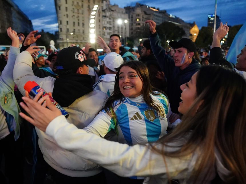 Argentina celebra en el Obelisco: ¡El que no salta es un inglés!