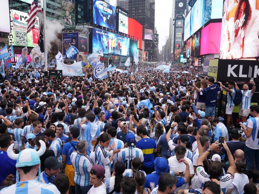 Scaloneta en Times Square: 20,000 hinchas y un diluvio épico